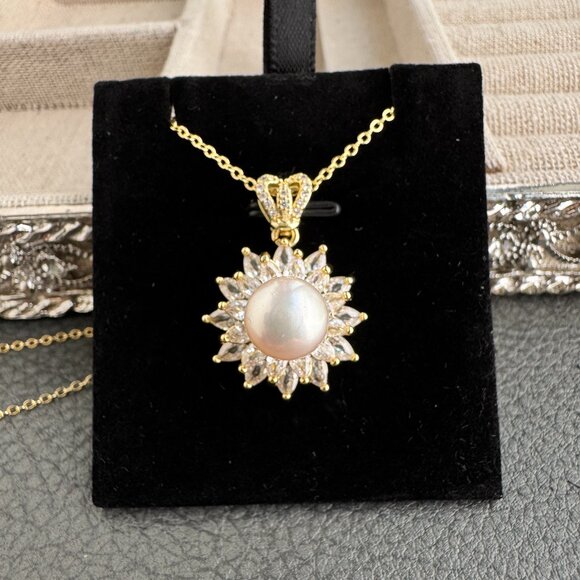 Elegant Gold Pearl Necklace - Picture 1 of 9